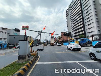快訊/天兵聯結車司機慘了!車斗未放下就上路...勾斷2號誌桿