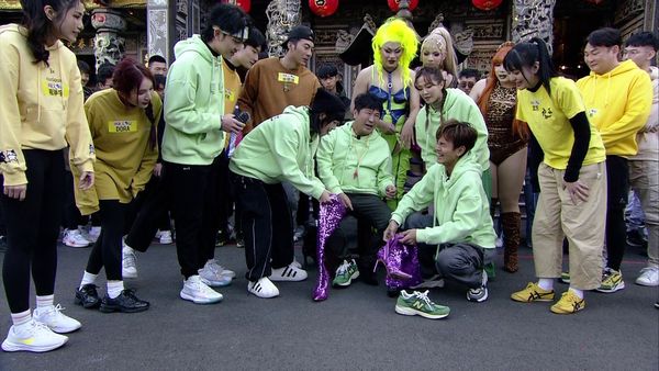 ▲▼胡瓜（中）跟灣島皇后一同熱舞。（圖／民視提供）