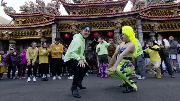 ▲▼胡瓜（中）跟灣島皇后一同熱舞。（圖／民視提供）