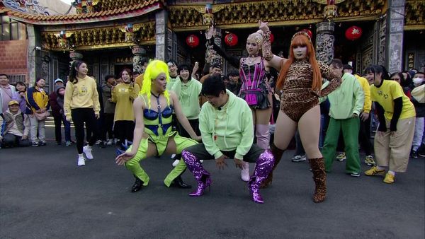 ▲▼胡瓜（中）跟灣島皇后一同熱舞。（圖／民視提供）