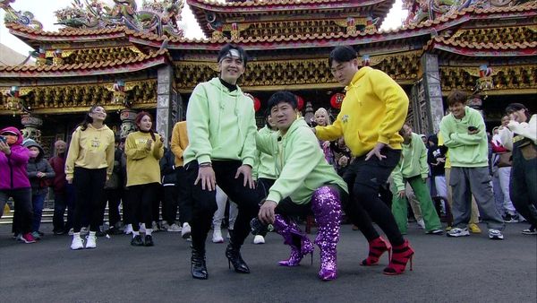 ▲▼胡瓜（中）跟灣島皇后一同熱舞。（圖／民視提供）