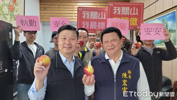 ▲警友會贈蘋果傳遞「蘋」安心意 。（圖／記者楊漢聲翻攝）
