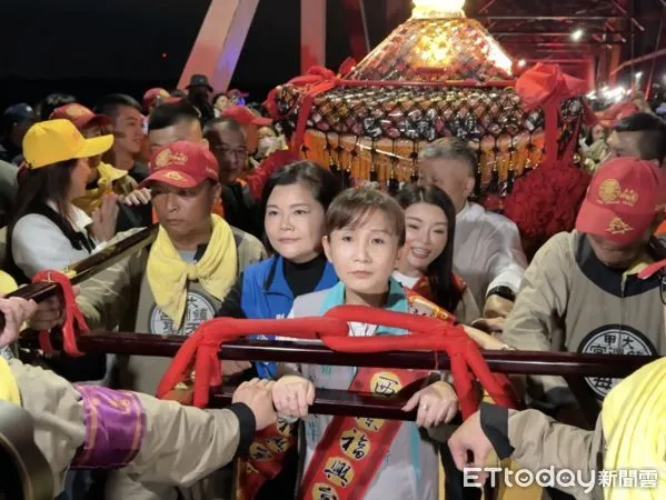 ▲大甲媽祖鑾轎近萬千信徒簇擁下，從西螺大橋北端緩緩前進，市區人聲鼎沸、萬頭攢動，晚間大約19時進入雲林縣轄。（圖／記者游瓊華翻攝）