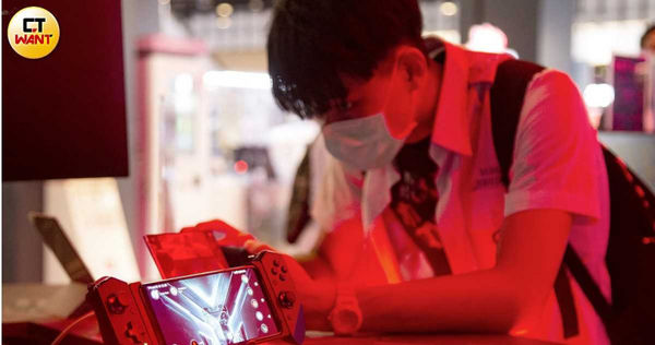 專家認為孩子沉浸在3C世界中，很容易陷入封閉，變得對外界事物漠不關心，也失去描述細節的能力。（示意圖／非當事人，黃威彬攝）