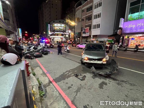 ▲▼ 高雄瑞豐夜市旁「轎車失控連環撞」！毀6汽機車3人傷　驚險畫面曝。（圖／記者賴文萱翻攝）