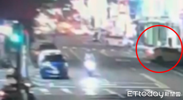 ▲▼ 高雄瑞豐夜市旁「轎車失控連環撞」！毀6汽機車3人傷　驚險畫面曝。（圖／記者賴文萱翻攝）