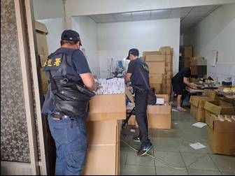 ▲彰化專勤隊破獲私菸廠帶回5名失聯移工。（圖／專勤隊提供）