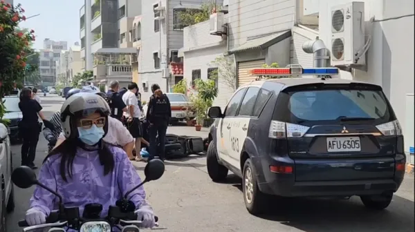 ▲郭男搶銀樓金項鍊騎機車脫逃時，自撞路旁汽機車摔車，被銀樓老闆、路人壓制，交由台南市警六分局員警帶回偵辦。（民眾提供，下同）