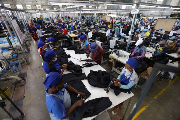 ▲▼2022年，非洲國家賴索托（Lesotho）一間成衣工廠。（圖／達志影像／美聯社）