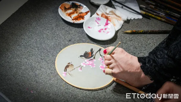 ▲國際口足畫家楊恩典特展日前於日月潭向山遊客中心開幕。（圖／日月潭國家風景區管理處提供，下同）