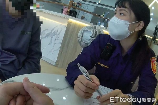 ▲草屯派出所警員高儀庭、何思遠日前赴轄區當舖勸說欲貸款男子，成功阻詐。（圖／記者高堂堯翻攝，下同）