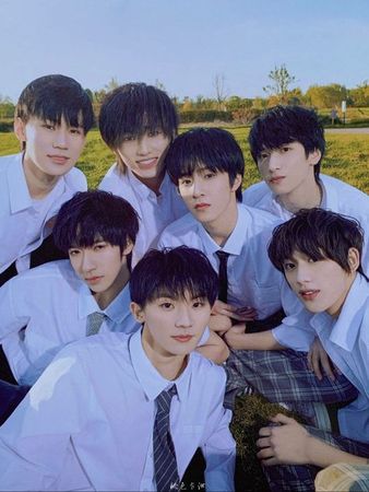 ▲時代少年團遭粉絲包圍。（圖／翻攝自微博）