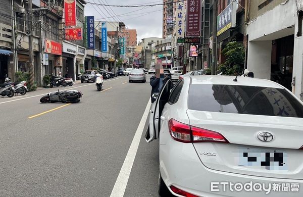 ▲阿北開車門擊落後方機車騎士。（圖／桃園警分局提供）