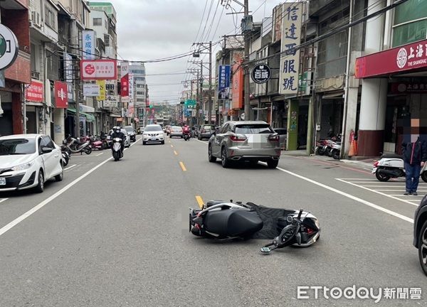 ▲機車與騎士雙雙倒地。（圖／楊梅警分局提供）