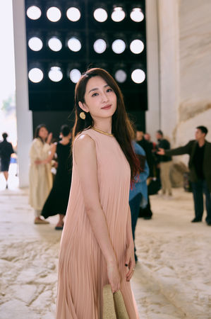 ▲柯佳嬿赴希臘看秀。（圖／COS提供）