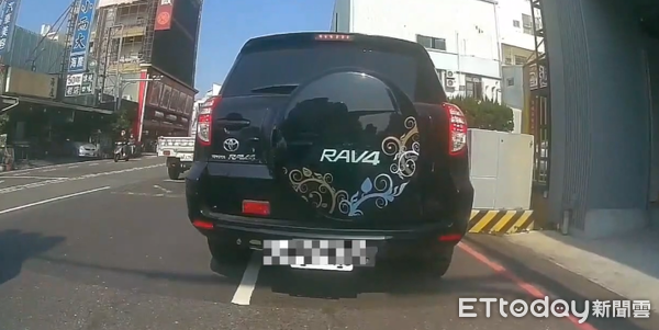 ▲台南市議員陳皇宇公布行車記錄器影像，證明前方違停車輛與女大生車禍有關，主張員警不是車禍鑑定單位，為什麼不能讓當事人補述意見。（圖／記者林東良翻攝，下同）