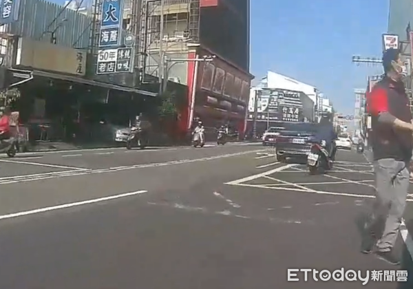 ▲台南市議員陳皇宇公布行車記錄器影像，證明前方違停車輛與女大生車禍有關，主張員警不是車禍鑑定單位，為什麼不能讓當事人補述意見。（圖／記者林東良翻攝，下同）