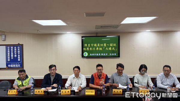 ▲台南市議員陳皇宇公布行車記錄器影像，證明前方違停車輛與女大生車禍有關，主張員警不是車禍鑑定單位，為什麼不能讓當事人補述意見。（圖／記者林東良翻攝，下同）