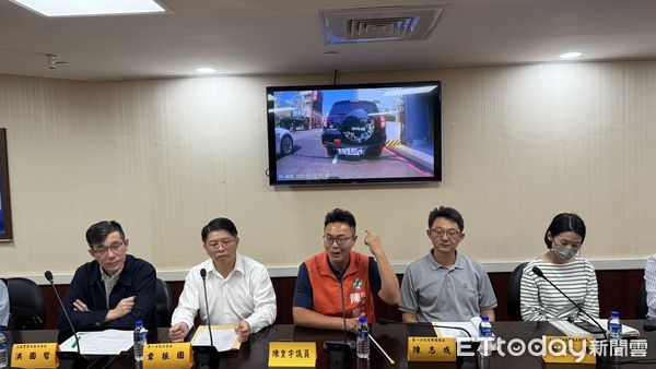 ▲台南市議員陳皇宇公布行車記錄器影像，證明前方違停車輛與女大生車禍有關，主張員警不是車禍鑑定單位，為什麼不能讓當事人補述意見。（圖／記者林東良翻攝，下同）