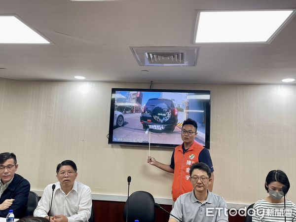 ▲台南市議員陳皇宇公布行車記錄器影像，證明前方違停車輛與女大生車禍有關，主張員警不是車禍鑑定單位，為什麼不能讓當事人補述意見。（圖／記者林東良翻攝，下同）