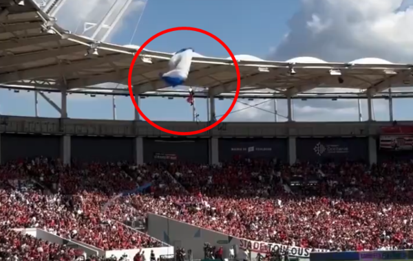 ▲▼跳傘開球失誤　卡15公尺高空畫面曝。（圖／翻攝自X）