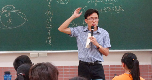 教導寫作20多年的蔡淇華老師，認為現在的學生閱讀量少、生活經驗也不足，都是造成作文質量下降的原因。（圖／報系資料照）