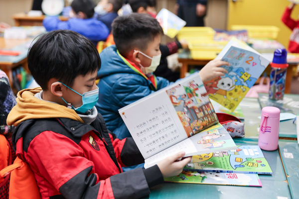 2018、2022年的學生能力國際評估計劃（PISA）中，台灣的閱讀素養分數皆呈現雙峰趨勢，顯示高低分的差距愈拉愈大。（圖／報系資料照）