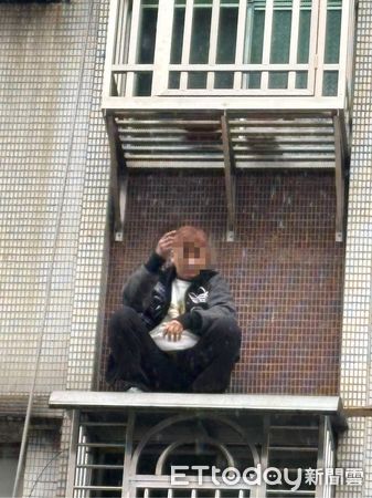 ▲▼新北男為了救貓受困在雨遮，警消到場驚險救援             。（圖／記者陳以昇翻攝）