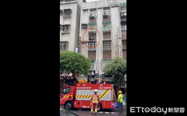 ▲▼新北男為了救貓受困在雨遮，警消到場驚險救援             。（圖／記者陳以昇翻攝）
