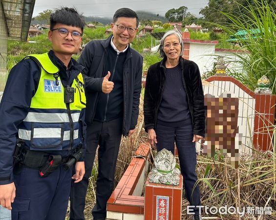 ▲▼已移居美國50年的妹妹在清明節返台掃墓，但已經找不到姊姊的墓地。（圖／玉里警分局提供，下同）