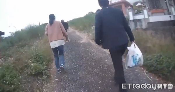 ▲▼已移居美國50年的妹妹在清明節返台掃墓，但已經找不到姊姊的墓地。（圖／玉里警分局提供，下同）