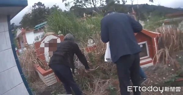 ▲▼已移居美國50年的妹妹在清明節返台掃墓，但已經找不到姊姊的墓地。（圖／玉里警分局提供，下同）