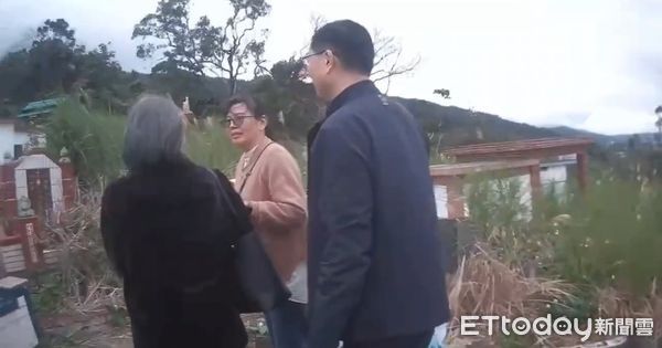 ▲▼已移居美國50年的妹妹在清明節返台掃墓，但已經找不到姊姊的墓地。（圖／玉里警分局提供，下同）