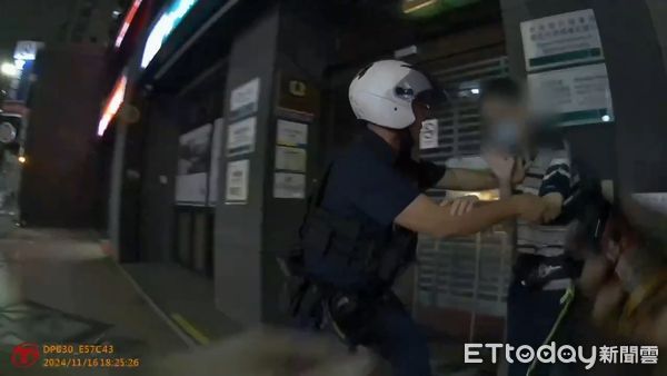 ▲林男自稱遭靈體附身才會攻擊警察，遭警方強制送醫並依法送辦。（圖／記者張君豪翻攝）