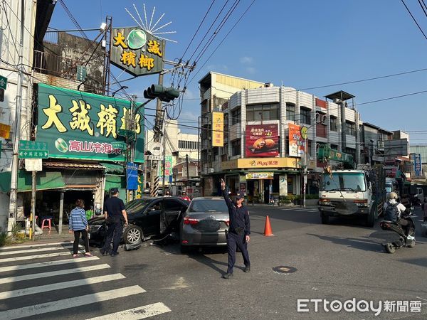 ▲▼燕巢區日前發生一起交通事故，一輛左轉的自小客車，疑似未禮讓直行車，與對向直行的另一輛自小客車發生碰撞，造成兩車車頭及車身嚴重受損，雙方駕駛皆受有擦傷。（圖／記者吳世龍翻攝）