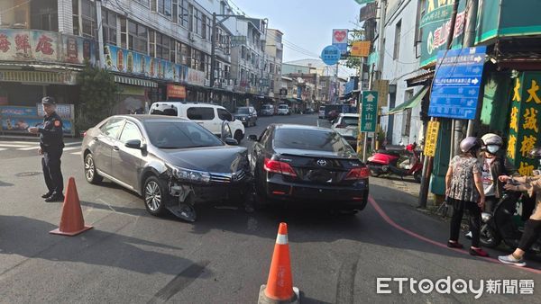 ▲▼燕巢區日前發生一起交通事故，一輛左轉的自小客車，疑似未禮讓直行車，與對向直行的另一輛自小客車發生碰撞，造成兩車車頭及車身嚴重受損，雙方駕駛皆受有擦傷。（圖／記者吳世龍翻攝）