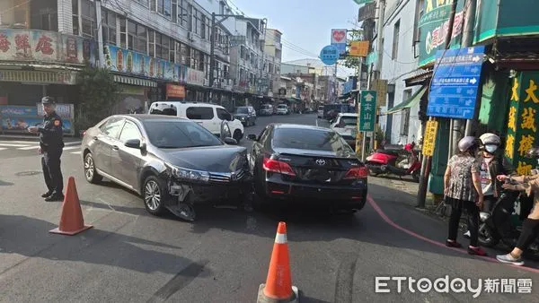 ▲▼燕巢區日前發生一起交通事故，一輛左轉的自小客車，疑似未禮讓直行車，與對向直行的另一輛自小客車發生碰撞，造成兩車車頭及車身嚴重受損，雙方駕駛皆受有擦傷。（圖／記者吳世龍翻攝）