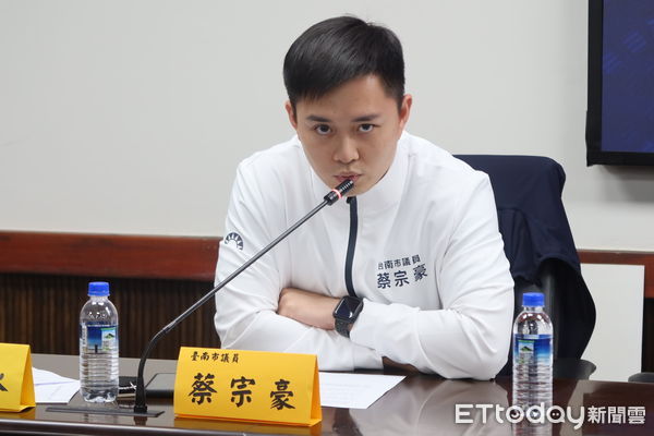 ▲台南市議會國民黨團指出，賴清德賣台掏空台灣，年輕人都在流淚了，黨團要求賴政府立即針對受高關稅產業，進行減稅和補助，稅制調整和產業轉型刻不容緩。（圖／記者林東良翻攝，下同）