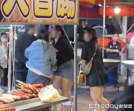 ▲昨夜西螺延平路攤商區發商打架糾紛。（圖／記者游瓊華翻攝）
