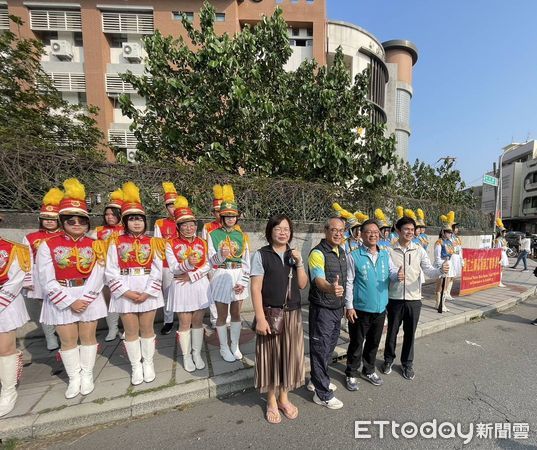 ▲土庫商工吳星宏校長、土庫鎮陳特凱鎮長與土庫商工師生於土庫圓環歡喜迎接媽祖繞境活動。（圖／記者游瓊華翻攝）