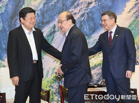 ▲▼柯建銘擋傅崐萁坐卓榮泰旁邊 行政院長卓榮泰 藍白黨團三長 會商國政。（圖／中央社提供）