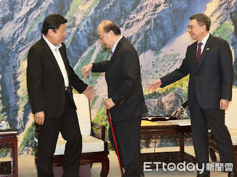 ▲▼柯建銘擋傅崐萁坐卓榮泰旁邊 行政院長卓榮泰 藍白黨團三長 會商國政。（圖／中央社提供）