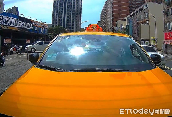 ▲劉姓運將駕駛計程車追尾前方停等紅燈自小客車。（圖／記者楊熾興翻）