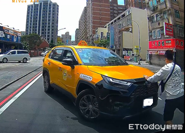 ▲劉男逕行駛離車禍現場，遭被害車主在車道上伸手擋引擎蓋肉身攔阻。（圖／記者楊熾興翻攝）