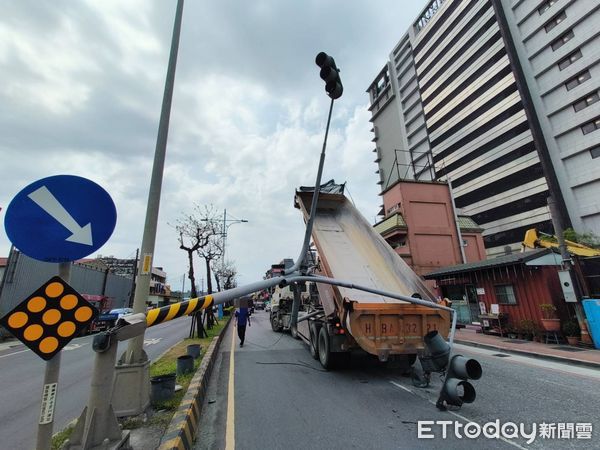 ▲▼聯結車司機忘記收後車斗，勾斷2支號誌燈桿             。（圖／記者陳以昇翻攝）