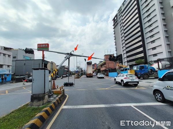 ▲▼聯結車司機忘記收後車斗，勾斷2支號誌燈桿             。（圖／記者陳以昇翻攝）