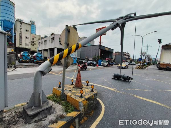 ▲▼聯結車司機忘記收後車斗，勾斷2支號誌燈桿             。（圖／記者陳以昇翻攝）