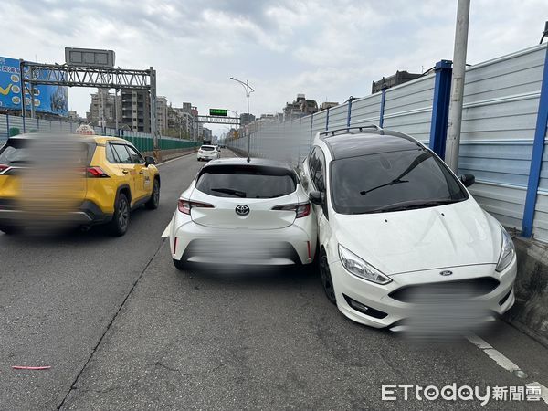 ▲７日上午北市新生高架發生兩車追撞意外。（圖／記者張君豪翻攝）