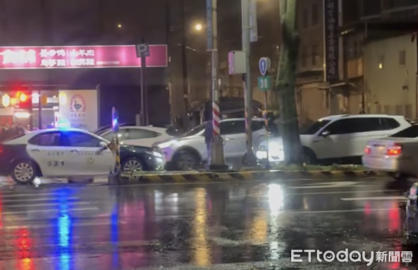 ▲警車圍捕且開槍警告仍遭于男兔脫。（圖／記者楊熾興翻攝）