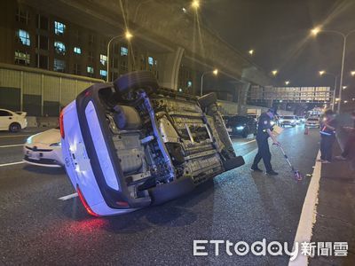 國1五股段廂型車跨雙白換車道 擦撞轎車害翻覆!1人受傷送醫